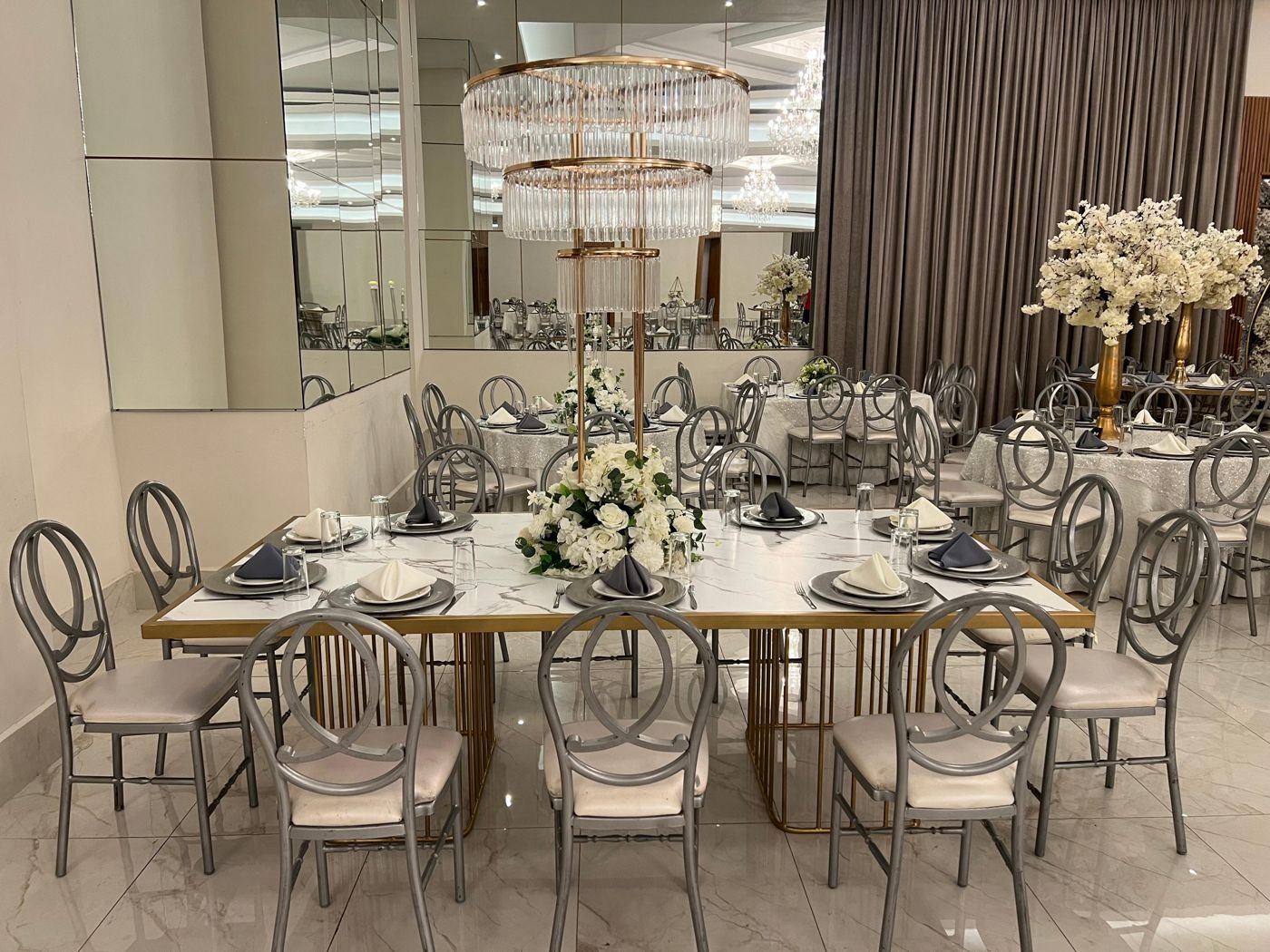 Montaje de boda con mesas y flores blancas en El Continental