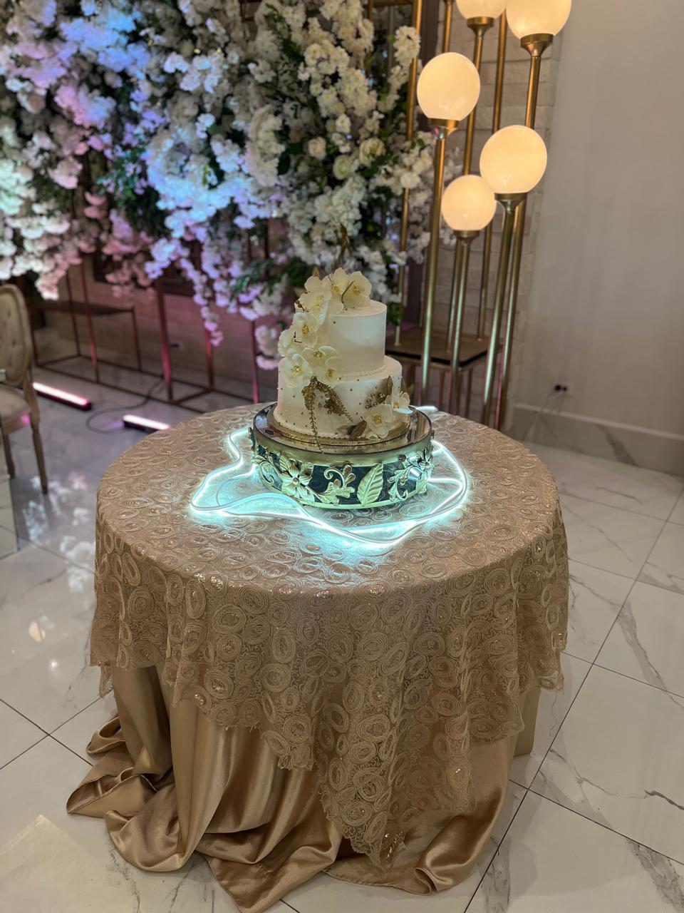 Pastel presentado con iluminación decorativa en el Salón Flamingos