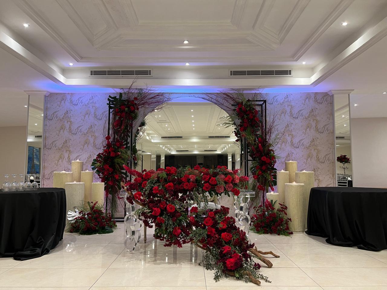 Arco ceremonial decorado con flores en el Salón Paris