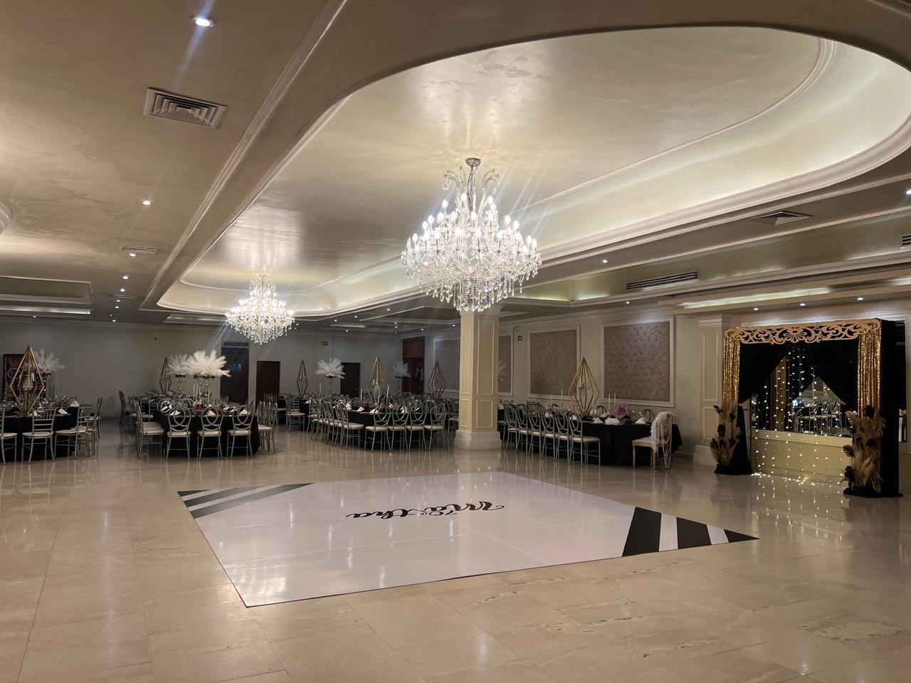 Pista abierta y candil central del Salón Venecia