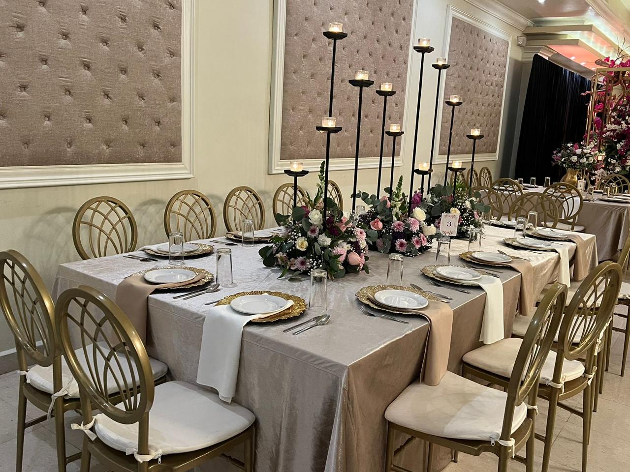 Detalle de mesa con flores y velas en el Salón Venecia