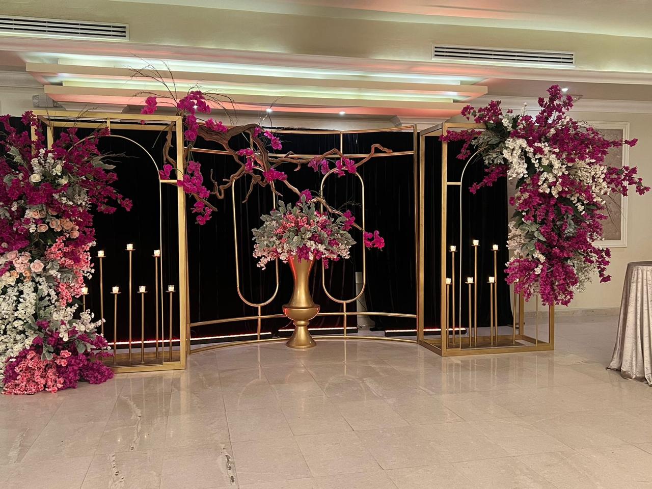 Acceso decorado con flores rosas en el Salón Venecia